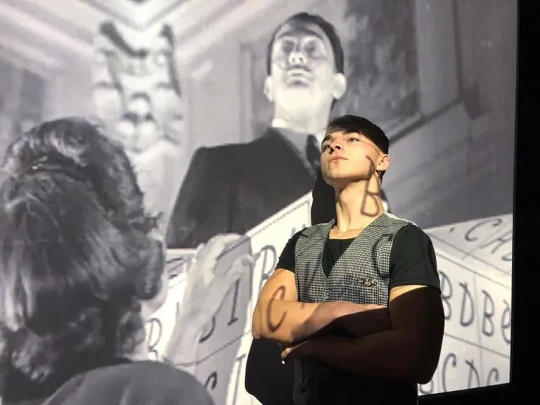 L’arte come riscatto: Valerio Zezur emoziona l’Italia e conquista attenzione anche dal mondo arabo