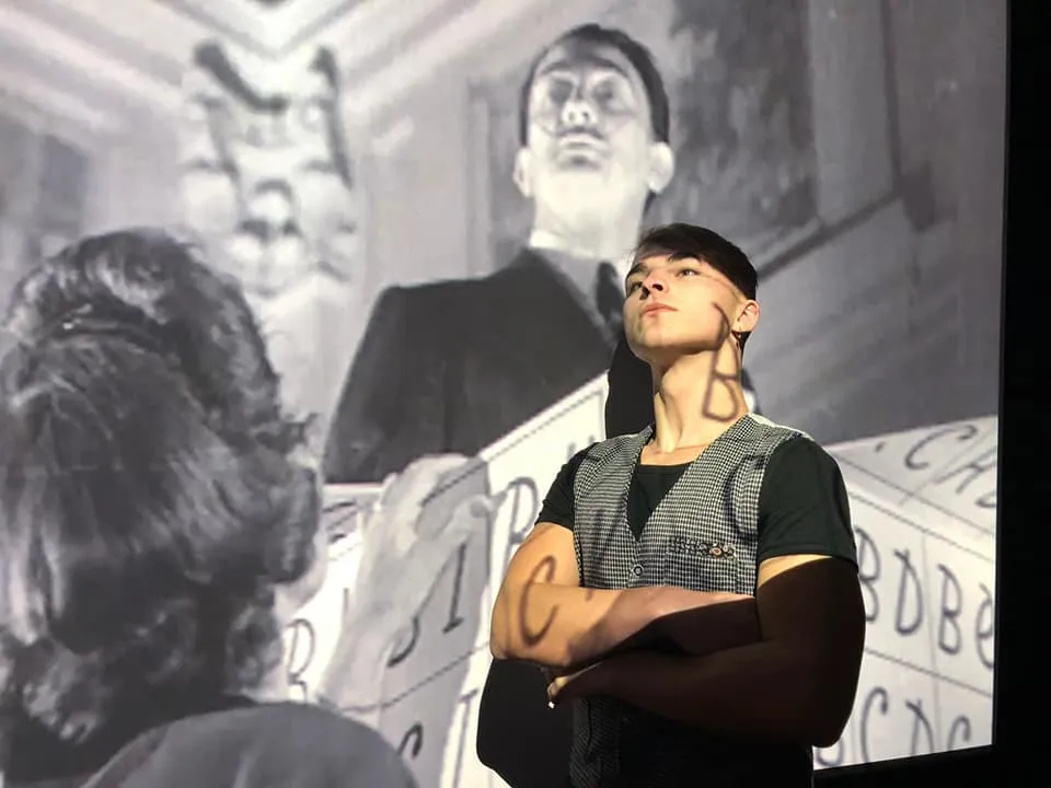 L’arte come riscatto: Valerio Zezur emoziona l’Italia e conquista attenzione anche dal mondo arabo