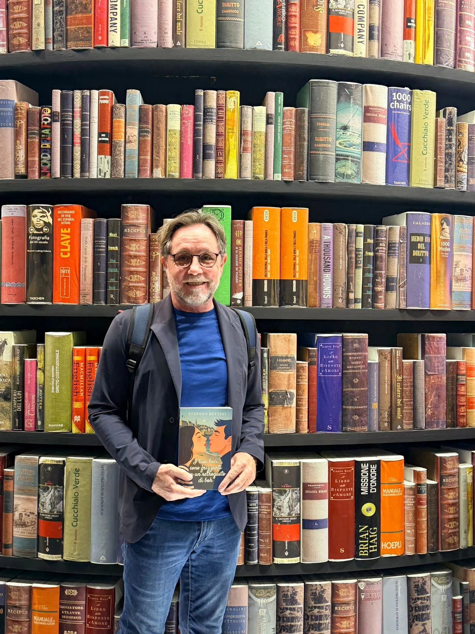 Stefano Bettini, artista di fama europea, torna in libreria con il suo secondo romanzo: “I tuoi baci sono frizzanti con retrogusto di Boh”